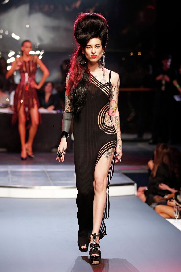 Показ весенне-летней коллекции Jean Paul Gaultier на Неделе моды в Париже Показ весенне-летней коллекции Jean Paul Gaultier на Неделе моды в Париже