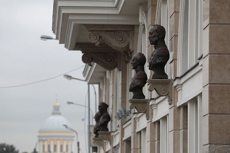 Бюсты великих флотоводцев установлены на Синопской набережной в Петербурге