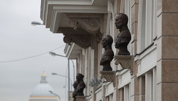 Бюсты великих флотоводцев установлены на Синопской набережной в Петербурге. Архивное фото