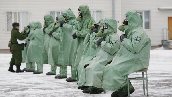 Военнослужащие в костюмах химзащиты во время занятий по РХБЗ. Архивное фото