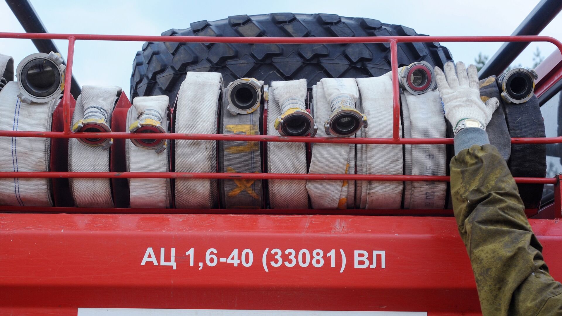 Пожарные рукава, установленные на пожарной машине МЧС России - РИА Новости, 1920, 05.05.2023