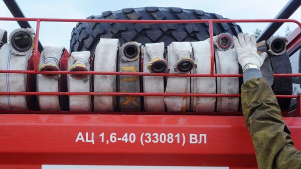 Пожарные рукава, установленные на пожарной машине МЧС России. Архивное фото