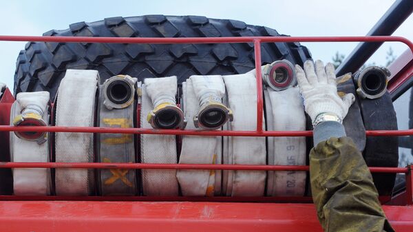 Пожарные рукава, установленные на пожарной машине МЧС России