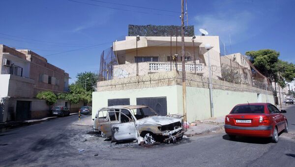 Поврежденный автомобиль перед посольством России в Триполи