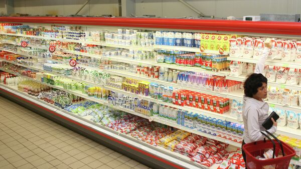 Отдел молочных продуктов в супермаркете, архивное фото
