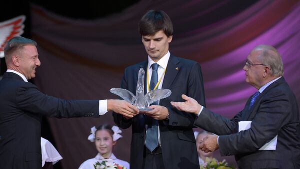 Награждение победителя конкурса Учитель года России–2013. Фото с места события