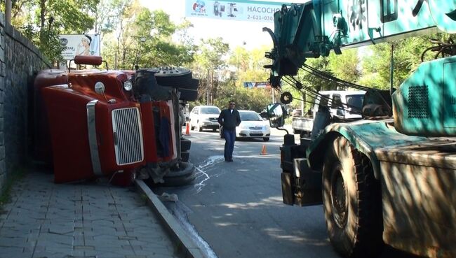 Фура перевернулась в центре Владивостока, фото с места события