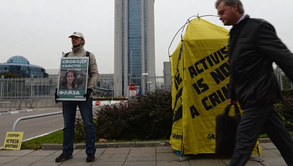 Пикет в поддержку задержанного экипажа Greenpeace c судна Арктик Санрайз, архивное фото