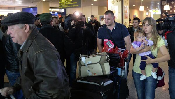 Эвакуированные из Триполи российские дипломаты прибыли в Домодедово