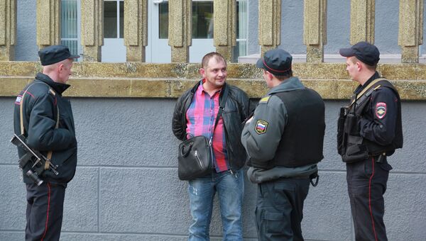Сотрудники полиции выясняют обстоятельства выстрела в кафе Коляда в Новосибирске. Фото с места события.