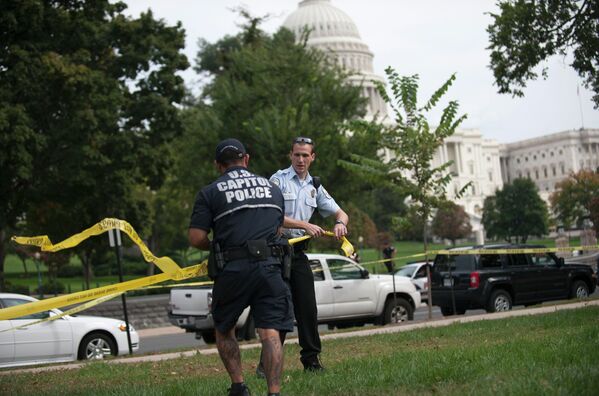 Полицейские возле здания Конгресса в Вашингтоне, где произошла стрельба