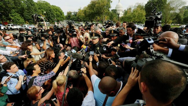 Полицейские общаются с прессой после стрельбы у Капитолия Полицейские общаются с прессой после стрельбы у Капитолия