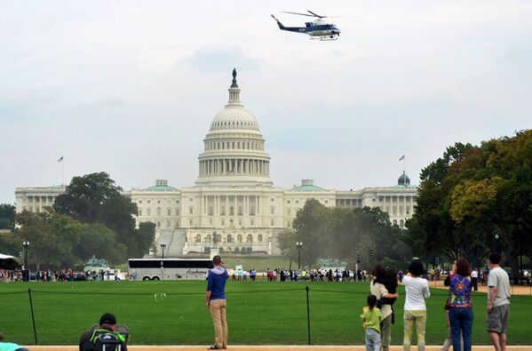 Туристы возле здания Конгресса в Вашингтоне, где произошла стрельба