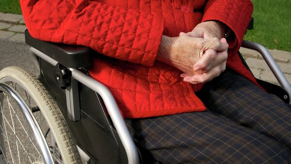 Пожилая женщина в инвалидной коляске, архивное фото