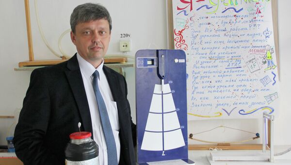 Преподаватель физики школы №49 Сергей Колпаков, финалист всероссийского конкурса Учитель года - 2013. Архивное фото
