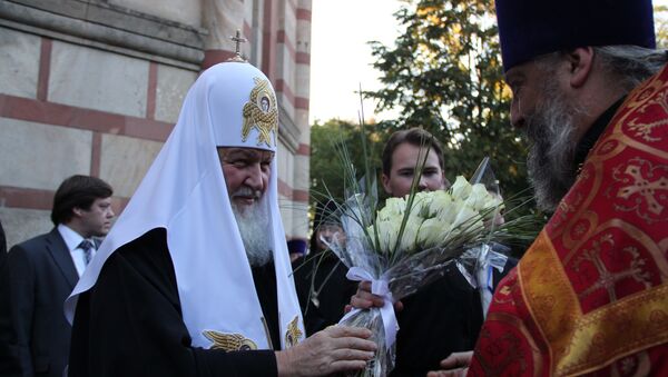 Патриарх Кирилл и настоятель Русской церкви в Белграде отец Виталий Тарасьев, фото с места событий