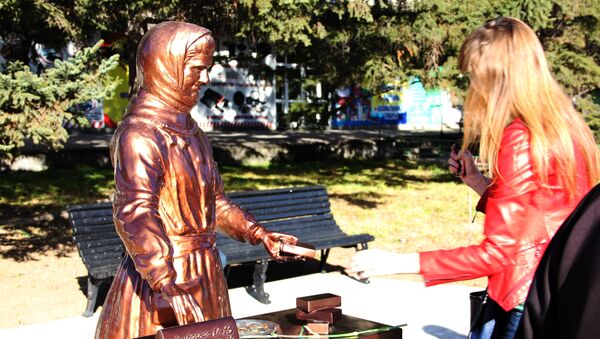 Памятник мороженщице открыт в Благовещенске
