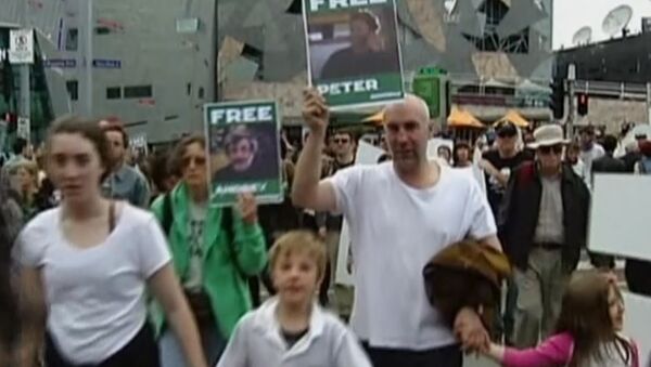 Австралийцы шли по улицам с портретами арестованных активистов Greenpeace