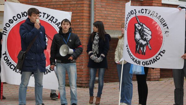 Томские студенты требуют отменить комендантский час в общежитиях, фото с места события