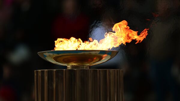 Чаша Олимпийского огня на церемонии передачи Олимпийского огня Оргкомитету XXII Олимпийских зимних игр Сочи 2014, 5 октября 2013 года