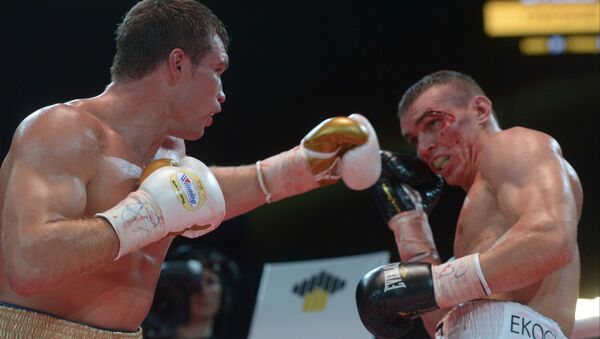 Россиянин Григорий Дрозд (слева) и поляк Матеуш Мастернак ведут бой за титул WBA International. Фото с места событий