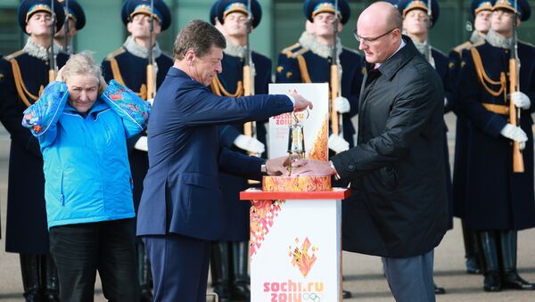 Торжественная церемония встречи Олимпийского огня в аэропорту Внуково в Москве. Архивное фото