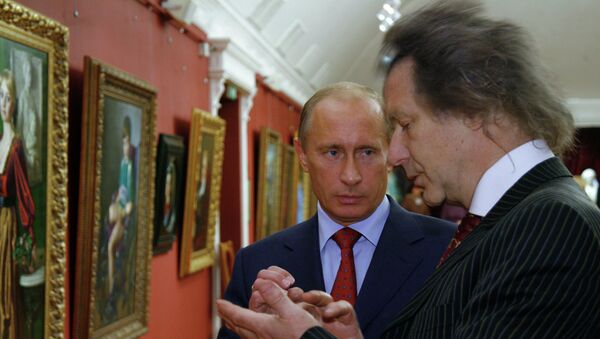 Премьер-министр РФ В. Путин посетил галерею А.Шилова, архивное фото