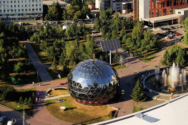 Здание кафе в Новосибирске в форме шара Здание кафе в Новосибирске в форме шара