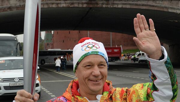 Заместитель председателя Государственной Думы РФ Александр Жуков во время эстафеты Олимпийского огня в Москве