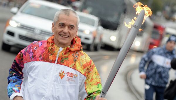Геннадий Онищенко во время эстафеты Олимпийского огня в Москве. Фото с места события