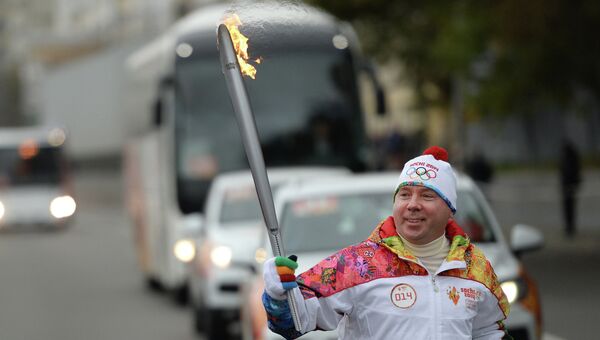 Владимир Кожин во время эстафеты Олимпийского огня в Москве