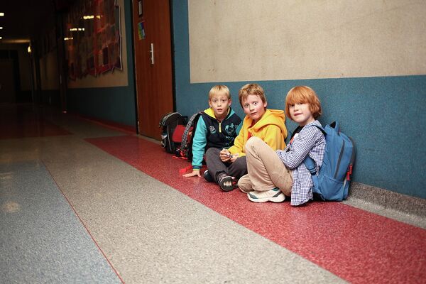 Ученики центра образования 686 в коридоре