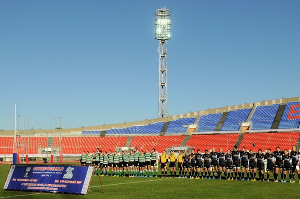 Команды перед началом матча на стадионе в Красноярске