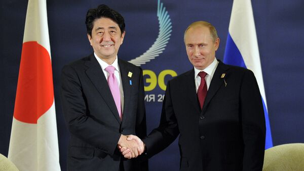 Президент России Владимир Путин (справа) и премьер-министр Японии Синдзо Абэ. Архивное фото