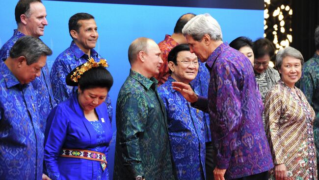 Президент России Владимир Путин (в центре) и госсекретарь США Джон Керри (справа на первом плане) принимают участие во встрече лидеров АТЭС