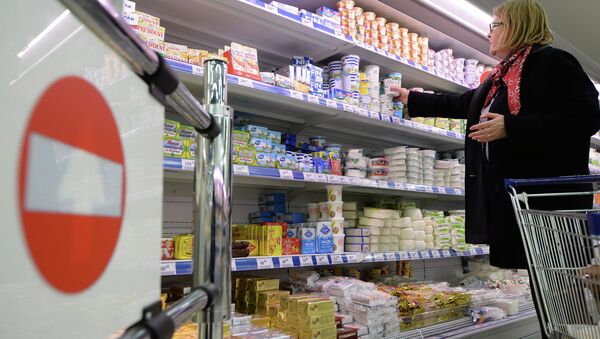 Литовская молочная продукция в московском супермаркете. Архивное фото