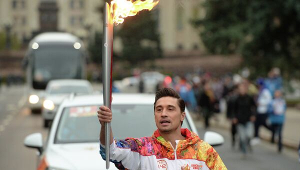 Певец Дима Билан во время эстафеты Олимпийского огня в Москве