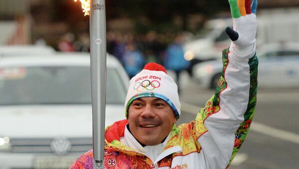 Боксер Костя Цзю во время эстафеты Олимпийского огня в Москве