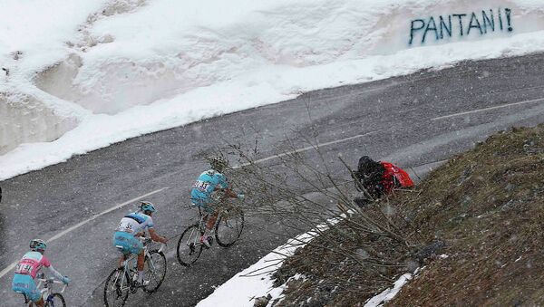 Велогонщики на маршруте этапа Джиро д'Италия. Архивное фото