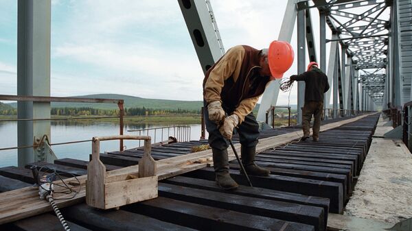 Строительство железнодорожного моста. Архивное фото