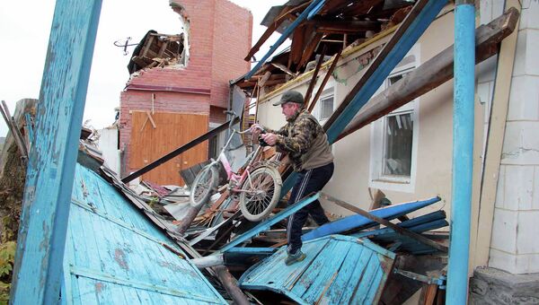 Житель снесенного дома в Новосибирске собирает вещи.