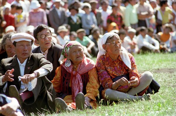 Зрители на якутском традиционном празднике Ысыах