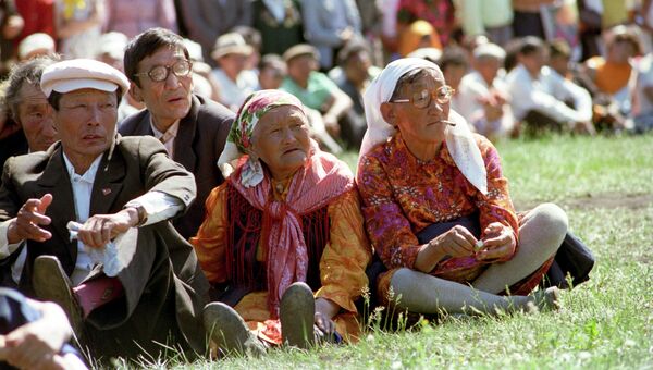 Зрители на якутском традиционном празднике Ысыах. Архивное фото