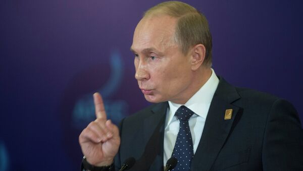 Президент России Владимир Путин отвечает на вопросы журналистов на пресс-конференции по итогам саммита АТЭС