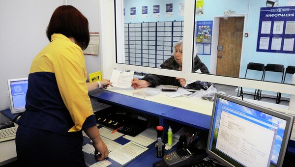 Пенсионерка в красноярском почтовом отделении. Архивное фото