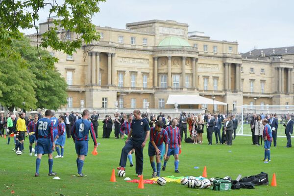 Принц Уильям тренируется с футболистами перед матчем у Букингемского дворца