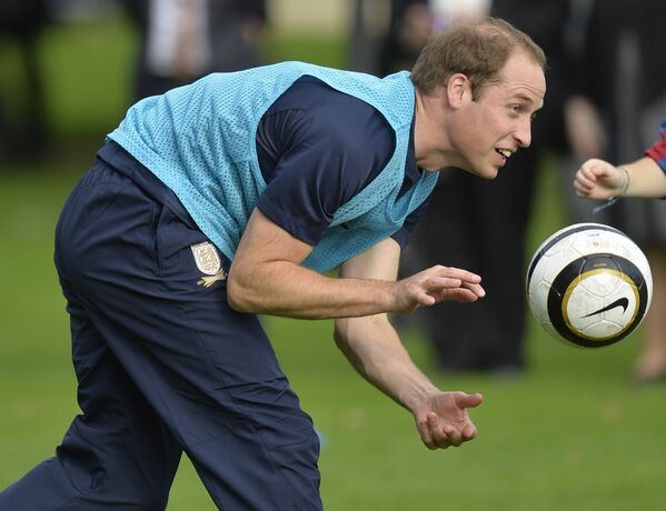Принц Уильям тренируется с футболистами перед матчем у Букингемского дворца