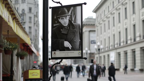 Стенд с изображением немецкого писателя Эриха Марии Ремарка, ошибочно подписанный именем российского писателя Анатолия Рыбакова