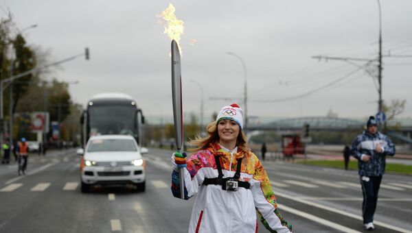 Юлия Винокурова принимает участие в эстафете олимпийского огня. Фото с места события