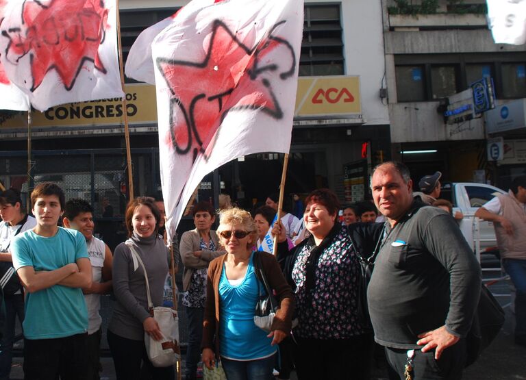 Во время акций в поддержку лидера Аргентины Кристины Киршнер у госпиталя Фонда Фавалоро, где Киршнер во вторник была сделана хирургическая операция Во время акций в поддержку лидера Аргентины Кристины Киршнер у госпиталя Фонда Фавалоро, где Киршнер во вторник была сделана хирургическая операция